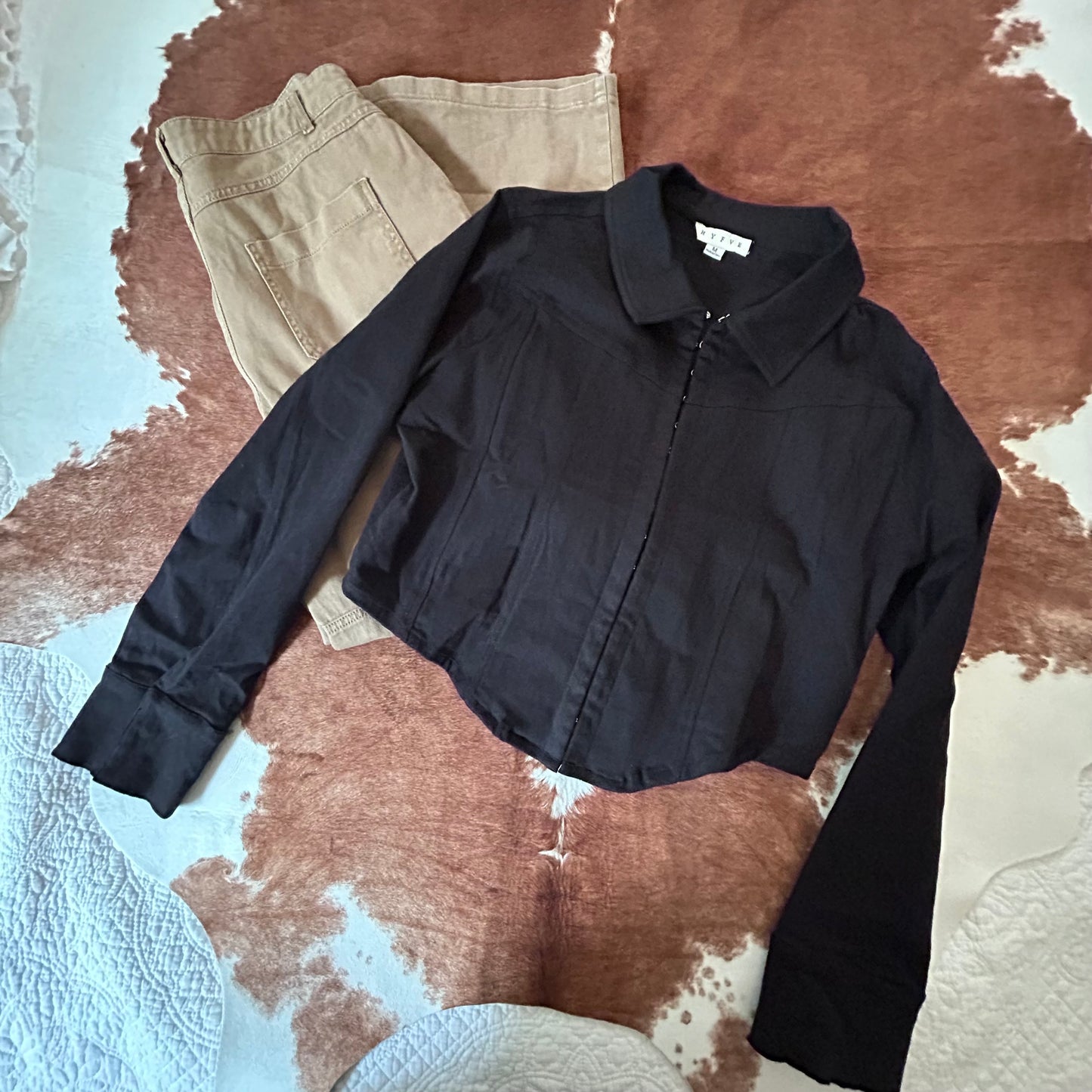 PERFECT POSE HOOK-AND-EYE DETAIL TOP